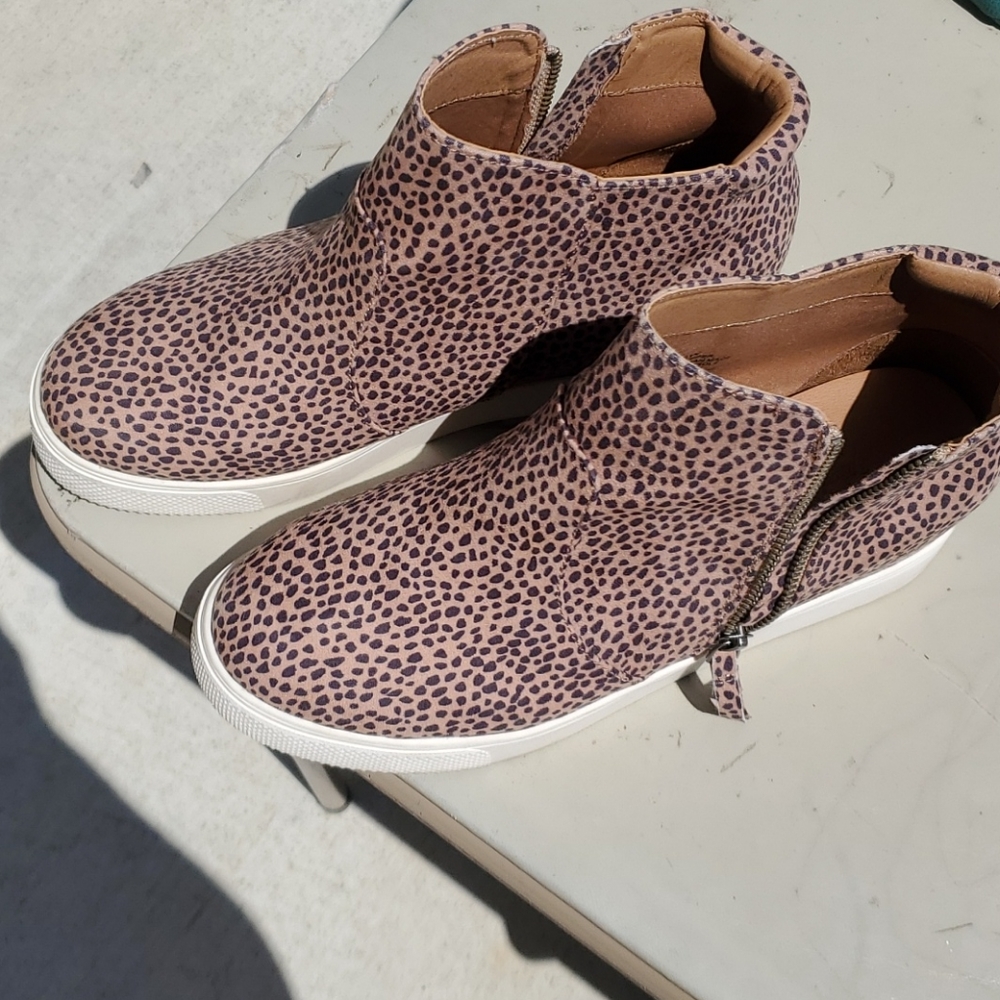 Leopard print shoe